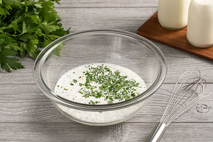 Mix together the heavy cream, 1/4 cup of cheddar cheese, Parmesan cheese, garlic, thyme, parsley, salt and pepper in a large bowl.