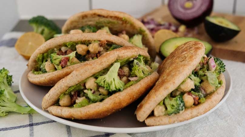 Learn how to make pita pockets with this vegetarian Greek pita sandwich recipe. It will take you 30 minutes or less, but tastes like it's gourmet!