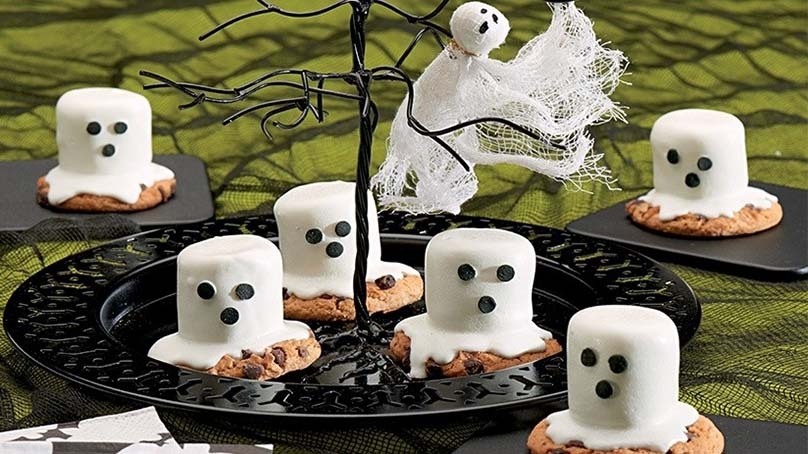 5 Scary Good Halloween Recipes with 5 Ingredients or Less, marshmallow ghosts, black plate green tablecloth