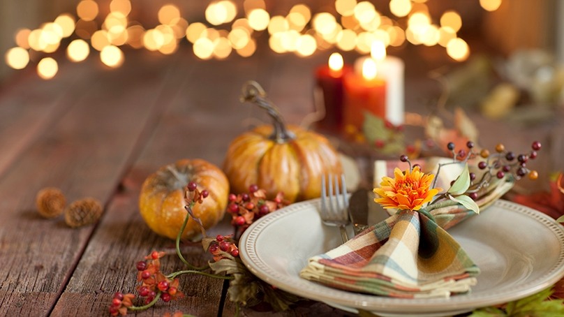 decorated thanksgiving table