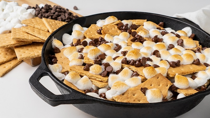 Pie Pan, Graham Crackers, Chocolate, Marshmallows in skillet